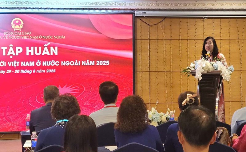 Deputy Minister Le Thi Thu Hang spoke at the opening ceremony of the training course for leaders of overseas Vietnamese associations. Photo: State Committee on NVNONN