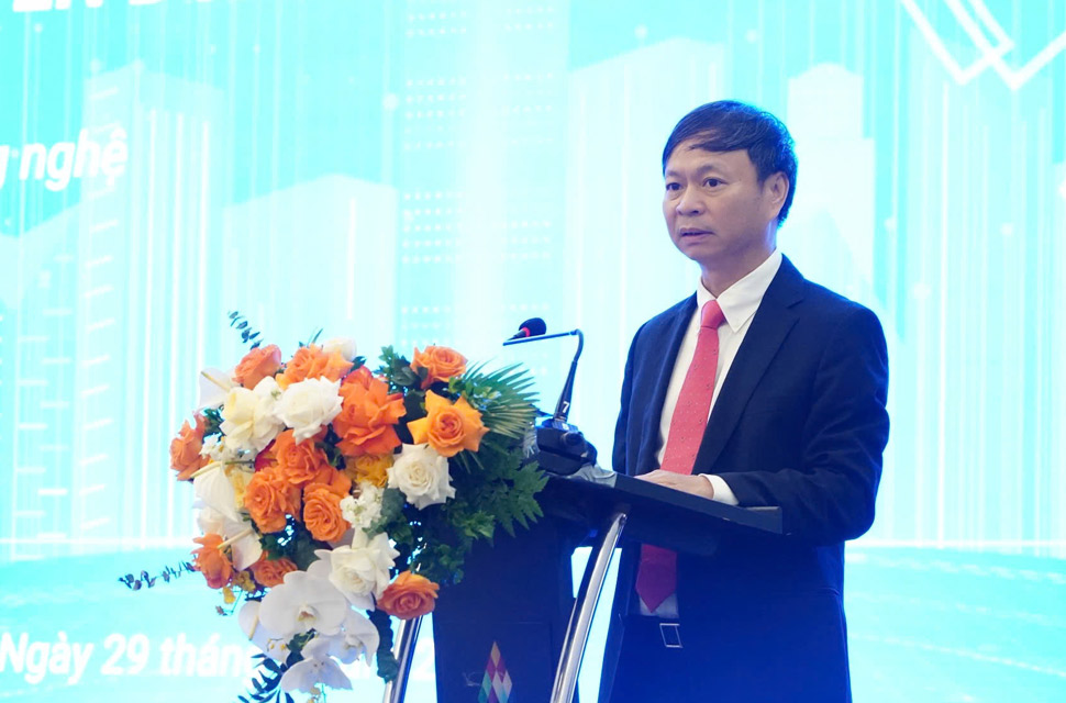 Thu truong Bo KHCN Hoang Minh bao cao tai Dien dan. Anh: Hao Thien