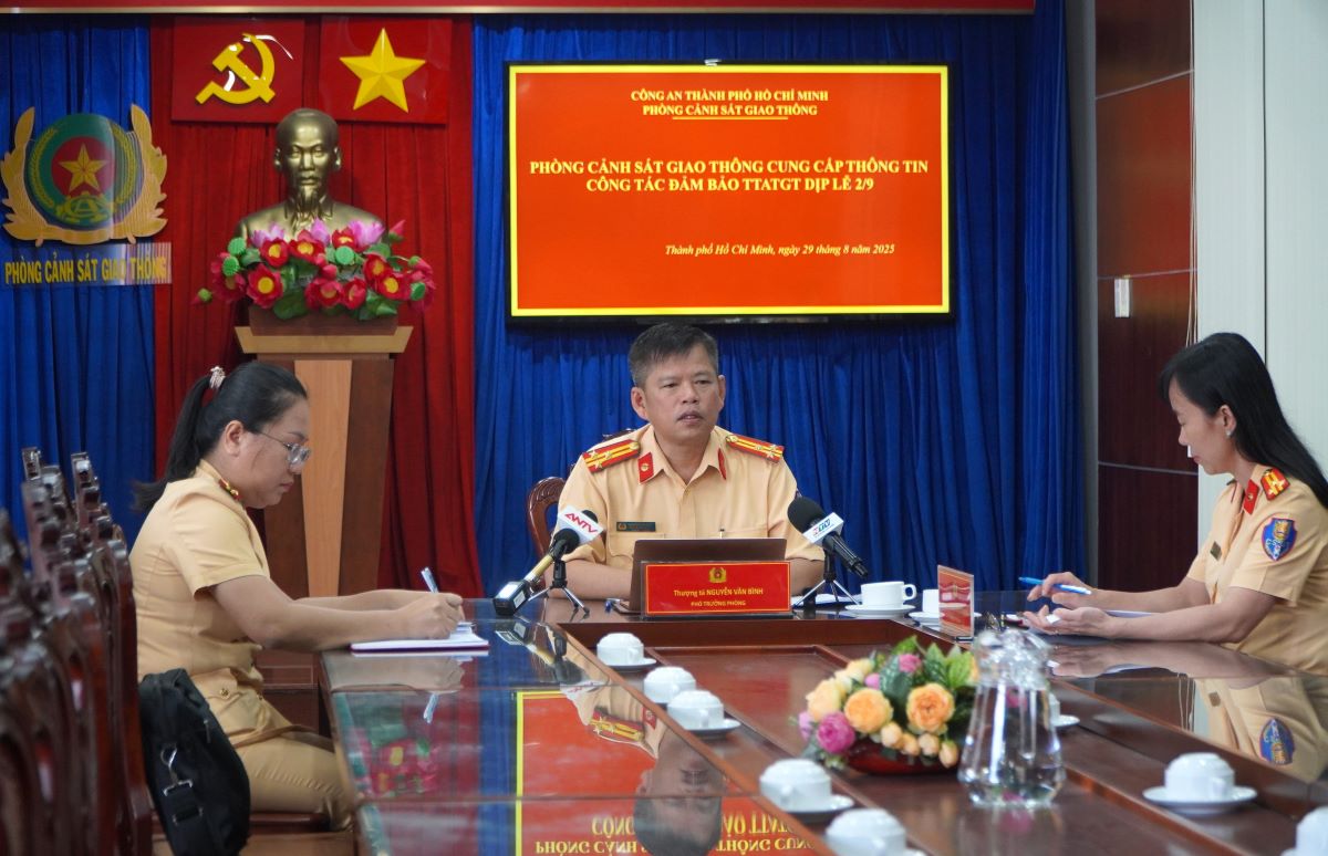 Le lieutenant-colonel Nguyen Van Binh - chef adjoint du departement de la police de la circulation de la police municipale de Ho Chi Minh-Ville a declare que la police de la circulation de la ville mobilisera des flycams combines a un systeme de cameras de surveillance pour surveiller la circulation depuis les hauteurs. Photo : Chan Phuc