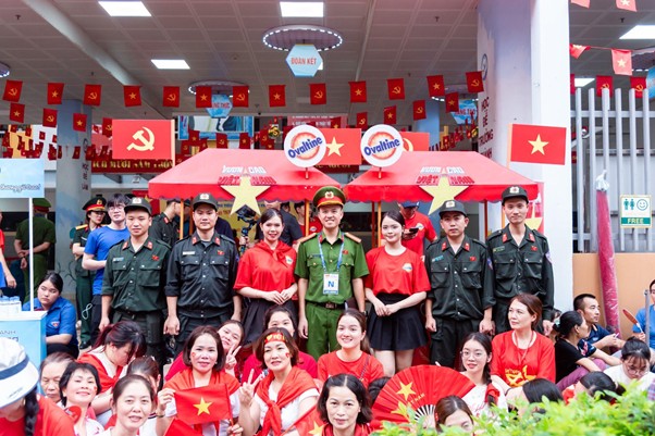 Chien si, nguoi dan va tinh nguyen vien Ovaltine cung nhau ghi lai ky niem, the hien tinh than quan dan doan ket tai tram tiep suc cua Ovaltine. Anh: Ovaltine