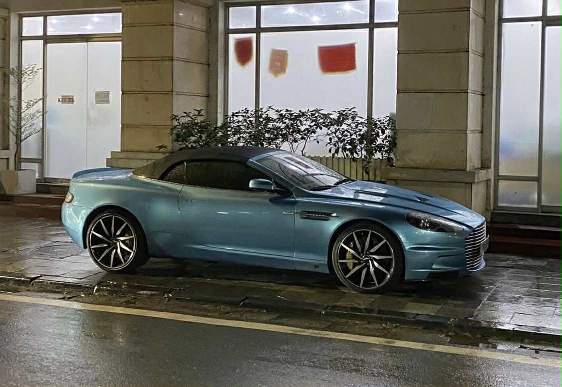 애스턴 마틴 DB9 볼란테 30억 동 가까이 업그레이드 후 하노이 거리에 등장한 매우 희귀한 모델. 사진: Duc Anh