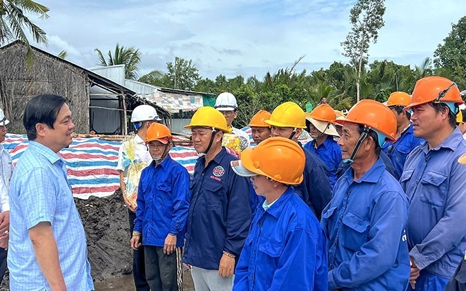 Pho chu tich UBND tinh Ca Mau Huynh Chi Nguyen dong vien, tham hoi cong nhan tai cong truong lam cau Cong Hoa. Anh: Nhat Ho