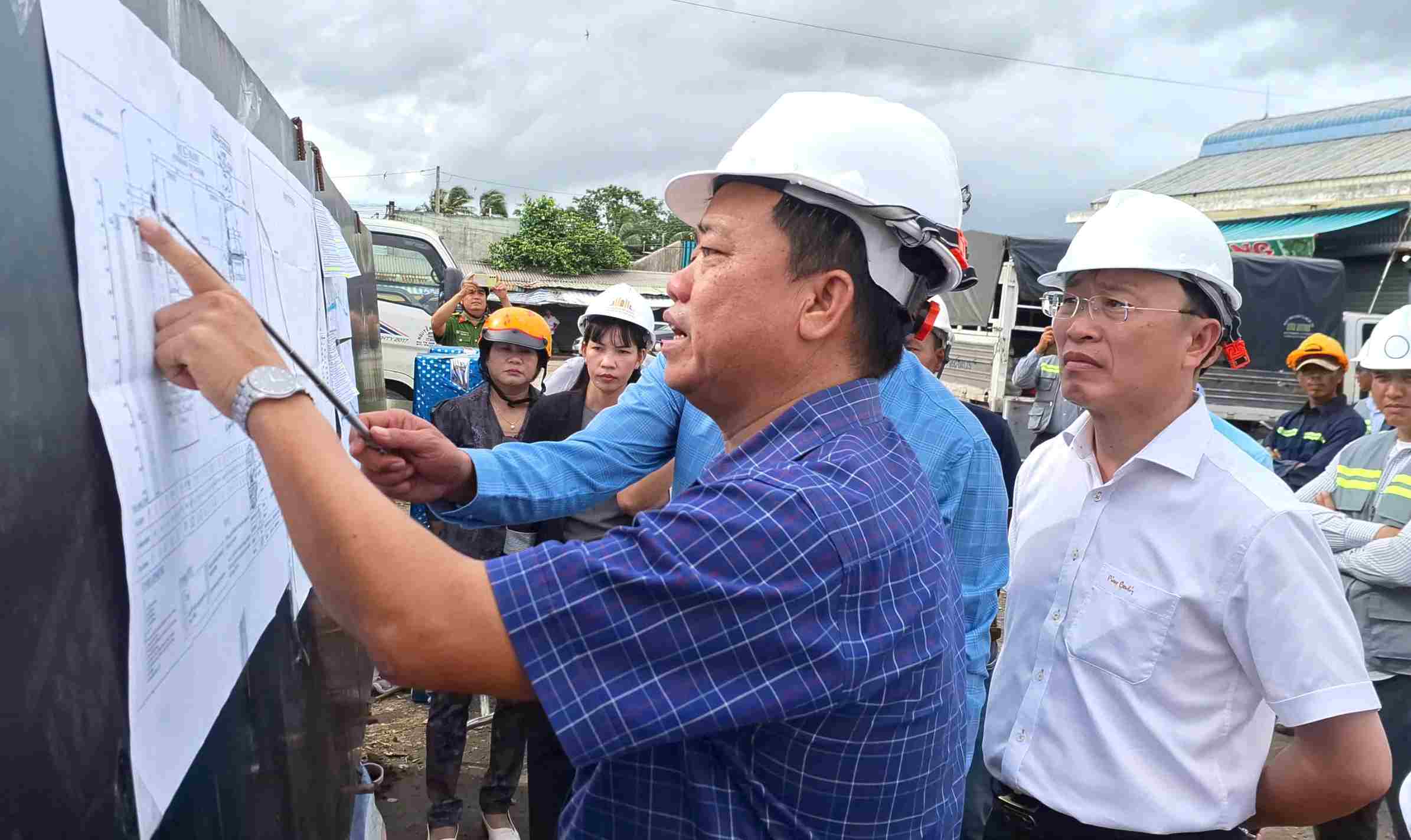 Ong Huynh Quoc Viet, Uy vien Du khuyet Ban Chap hanh Trung uong Dang, Pho Bi thu Thuong truc Tinh uy, Chu tich Uy ban MTTQ tinh Ca Mau kiem tra tai cong truong. Anh: Nhat Ho