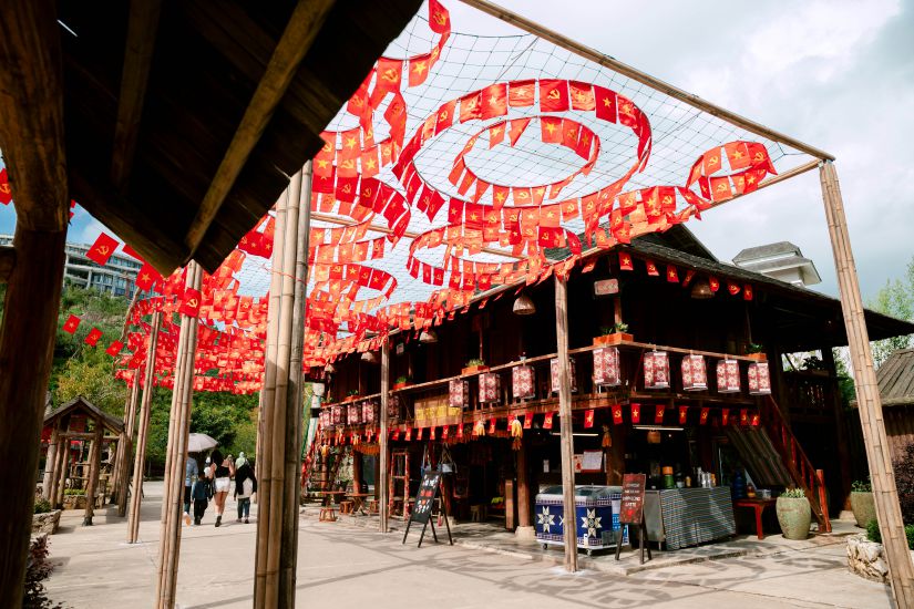 Le village de Sa Pa est inonde de rouge drapeau national. Photo : Bao Nguyen