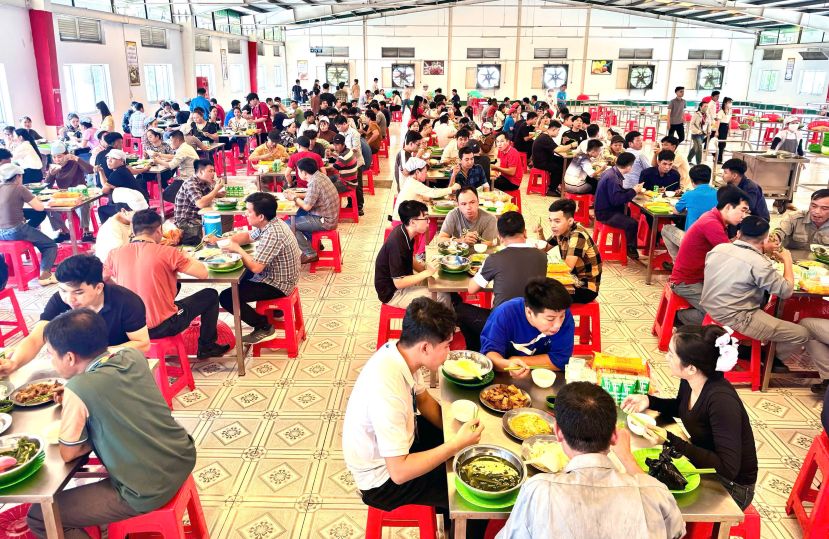 Bua com Cong doan cho gan 10.000 doan vien, cong nhan, lao dong tai Cong ty TNHH Du Duc Viet Nam. AnhL Thanh Mai  