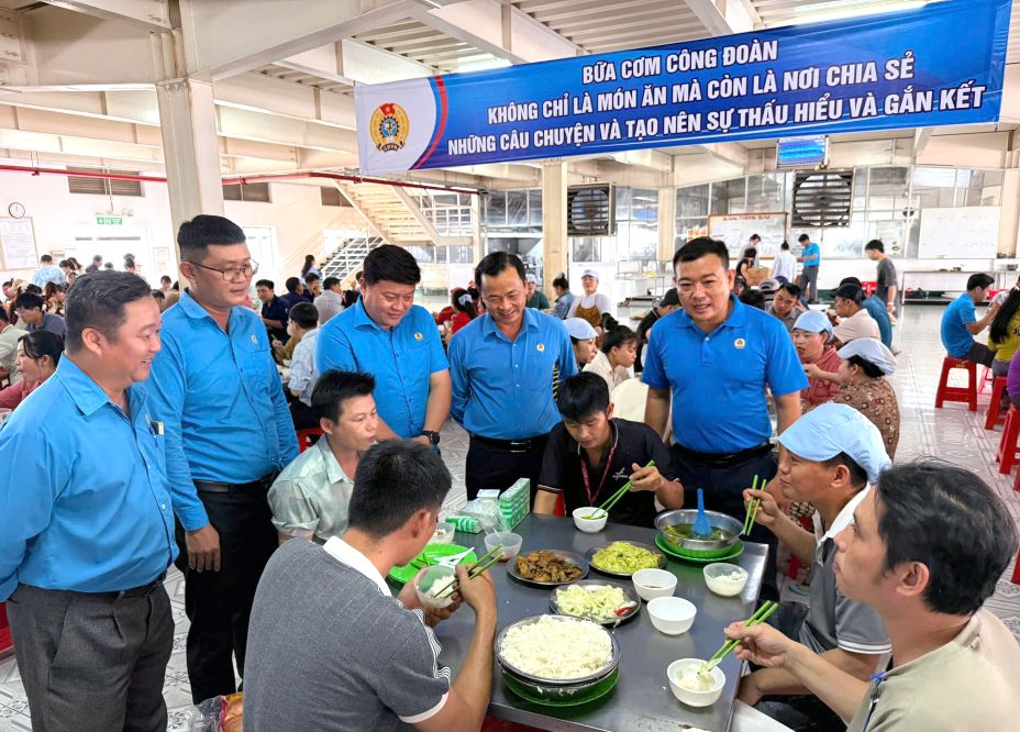 Can bo Cong doan den tan noi tham hoi doan vien, nguoi lao dong tai Bua com Cong doan. Anh: Thanh Mai