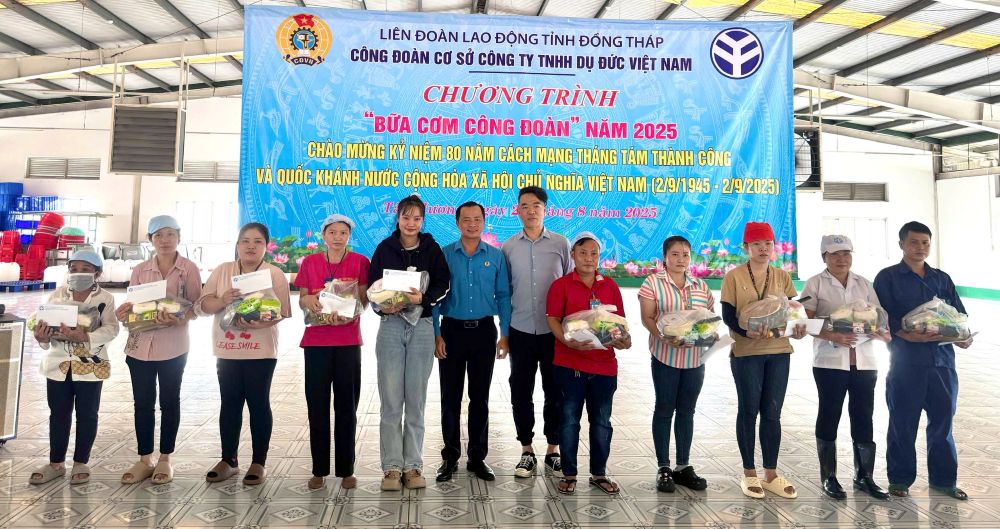 Tang qua cho doan vien, cong nhan, lao dong co hoan canh dac biet kho khan. Anh: Thanh Mai