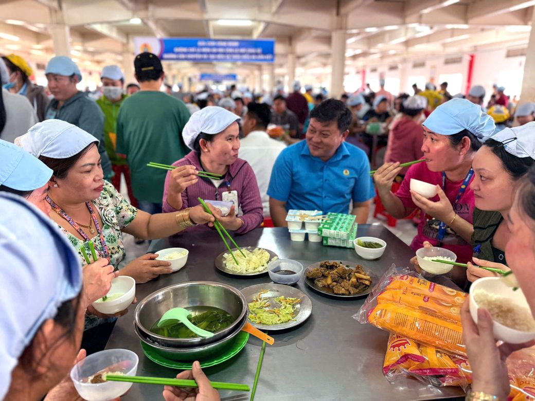 Ong Nguyen Thanh Nhan - Truong bo phan Cong doan cac khu cong nghiep tinh Dong Thap an can tham hoi doan vien, nguoi lao dong. Anh: Thanh Mai