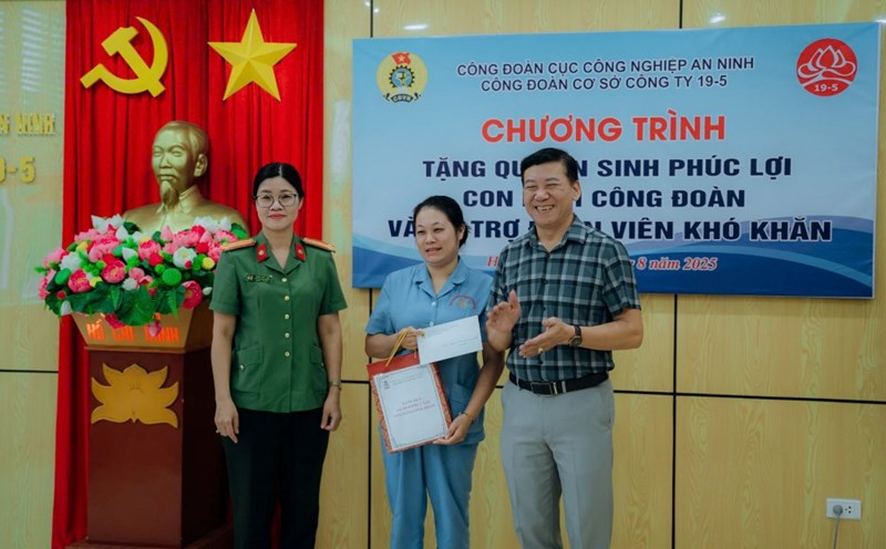 Representatives of Department H08 and the Trade Union of 19.5 Company presented gifts to union members representing "Union adopted children". Photo: Quynh Chi