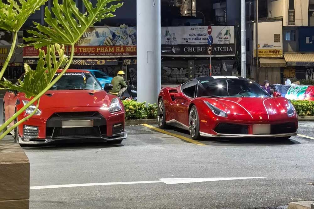 페라리 488 GTB와 닛산 GT-R R35가 호치민시 거리에서 함께 등장하여 이탈리아와 일본 슈퍼카 간의 희귀한 만남을 만들었습니다. 사진: Phong Diep