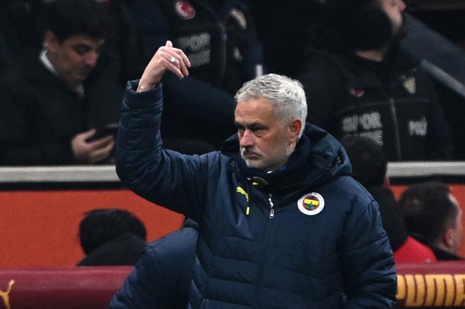 El entrenador Jose Mourinho se despide del Fenerbahce. Foto: AFP