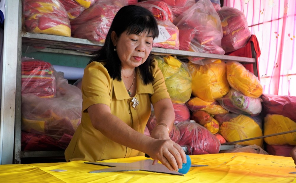Chi Thu ti mi tung thao tac khi may co. Anh: Nguyen Anh