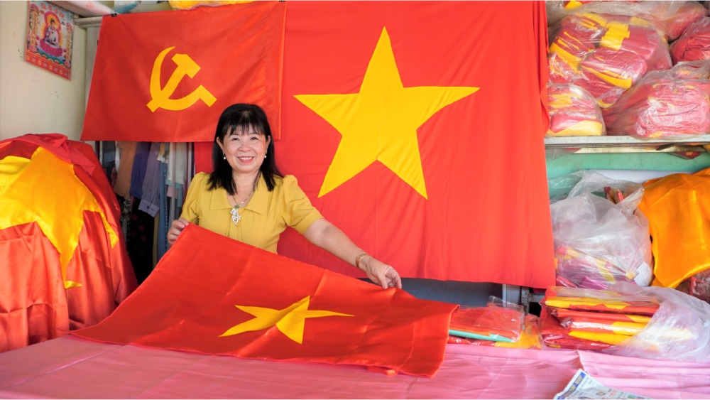 旗の縫製作業は、30年以上にわたってThuさんに関連付けられており、多くの困難な人々に生計を立てました。写真：nguyen anh