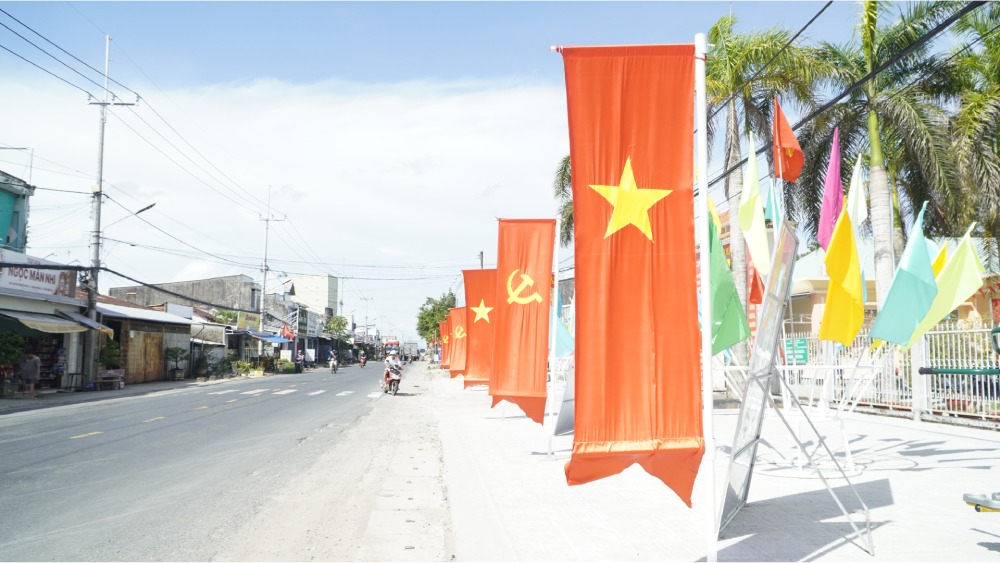 Co cua To may duoc cac co quan, don vi tin tuong dat mua de treo trong cac dip le, tet. Anh: Nguyen Anh