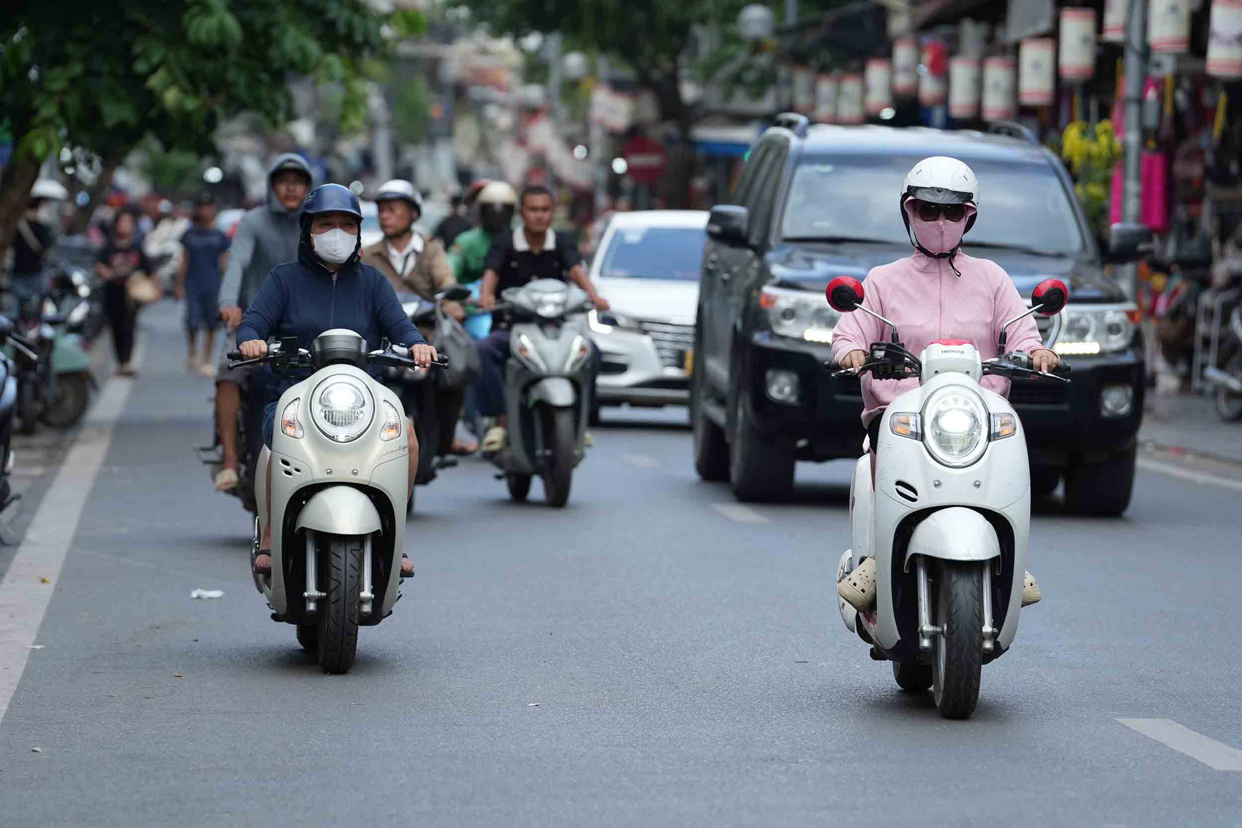7월 17일 오후 항다오 거리(하노이 찬라 호안끼엠 동)를 지나가는 사람들 사진: 도안 타오