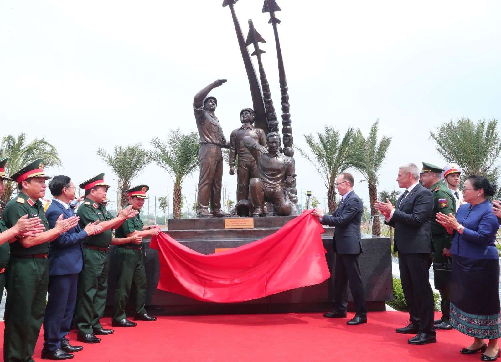 Senior Lieutenant General Le Huy Vinh, Deputy Minister of National Defense and Ambassador of the Russian Federation to Vietnam Bezdetko Gennady Stepanovich and delegates pulled the ribbon to inaugurate the cluster of Russian experts. Photo: Trong Duc/VNA