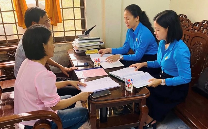 The Nam Dong Ha Ward Trade Union (Quang Tri Province) worked and grasped the labor situation at grassroots trade unions in the area. Photo: Quang Tri Trade Union