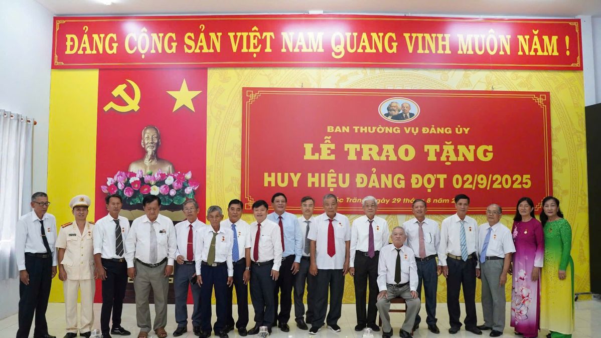 Dang uy phuong Soc Trang (TP Can Tho) trao huy hieu Dang cho cac dang vien. Anh: Dang uy phuong Soc Trang