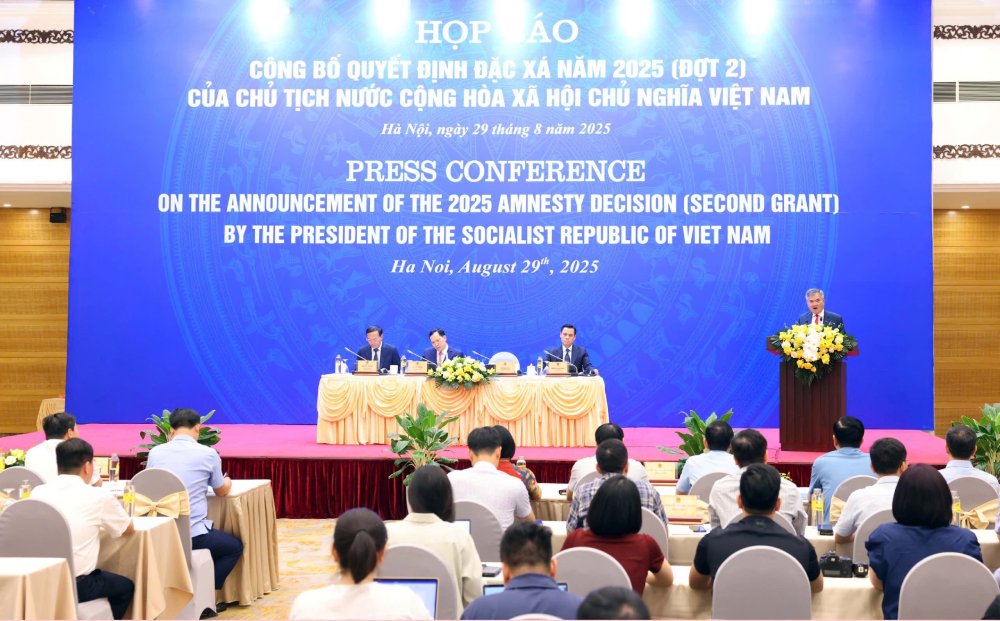 Toan canh hop bao. Anh: Tran Vuong