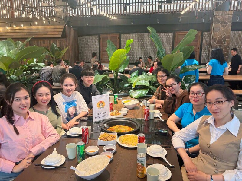 Workers at Quang Thai Company Limited excitedly attended the Union Meal to connect affectionately with the Board of Directors and the Company's Union. Photo: Duc Lam