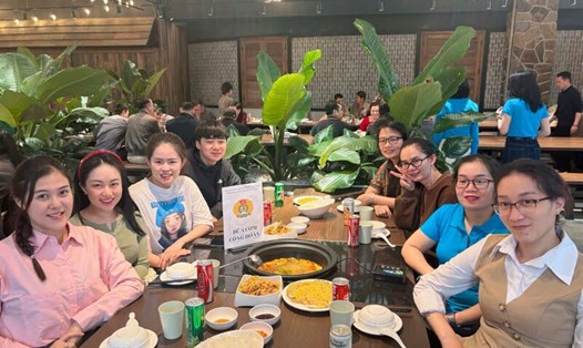 Người lao động ở Công ty TNHH Quảng Thái phấn khởi tham dự Bữa cơm Công đoàn gắn kết tình cảm cùng Ban Giám đốc và Công đoàn Công ty. Ảnh: Đức Lâm