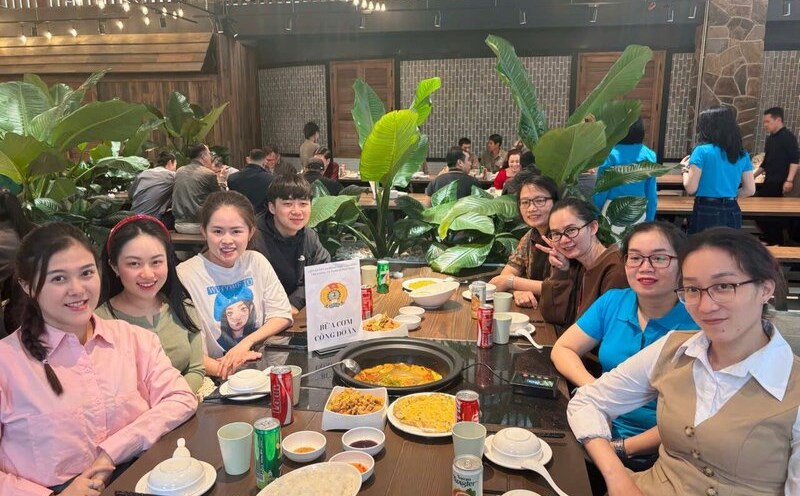 Workers at Quang Thai Company Limited excitedly attended the Union Meal to connect affectionately with the Board of Directors and the Company's Union. Photo: Duc Lam