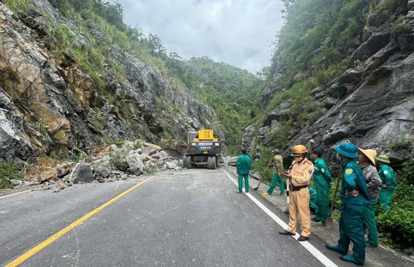 The erudite skills of conquering teachers. Photo: Cat Hai area, Hai Phong