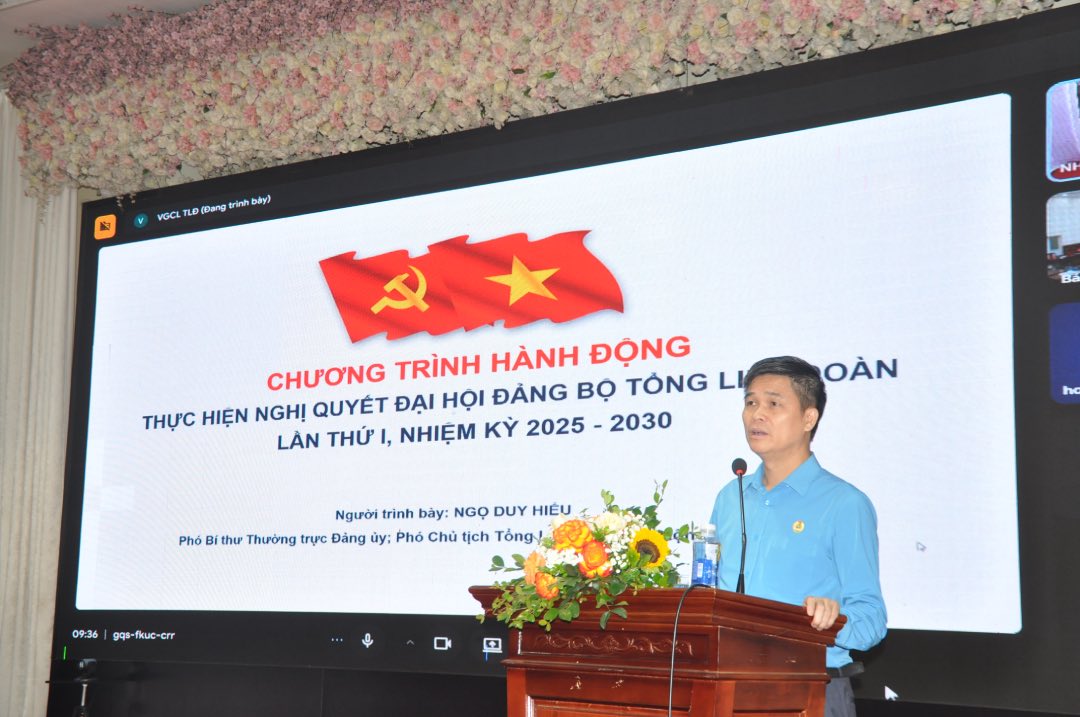 응오주이히에우 씨 - 당위원회 상임 부서기 베트남 노동총연맹 부위원장이 회의 내용을 발표하고 있습니다. 사진: 바오한
