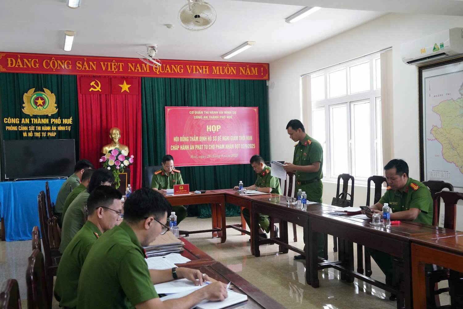 Le colonel Kieu Duc Tinh - Directeur adjoint de la police de la ville de Hue a preside la reunion d'evaluation du dossier proposant de reduire la duree de la peine de prison pour les detenus a l'occasion de la fete nationale du 2 septembre 2025. Photo : Phan Be.