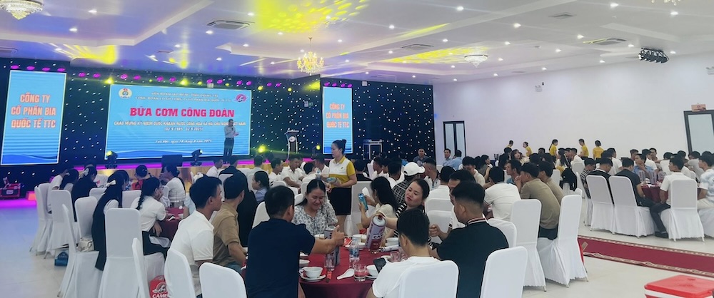 거의 100명의 노동자들이 간디에 옹기종기 모여 있습니다. 간디에 노동조합 식사 사진: 꽝찌 노동조합