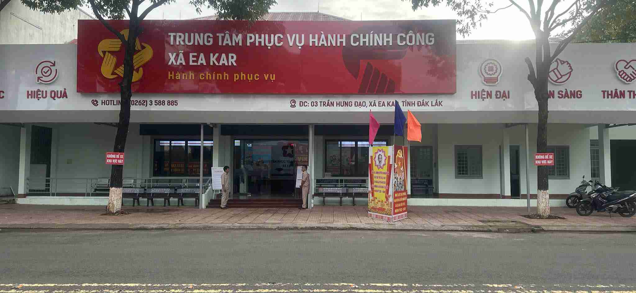 Ea Kar 코뮌 공공 행정 서비스 센터(Dak Lak 지방)에는 더 이상 사람들이 벽돌과 돌을 사용하여 행정 절차를 기다리며 줄을 서는 장면이 없습니다. 사진: Bao Trung
