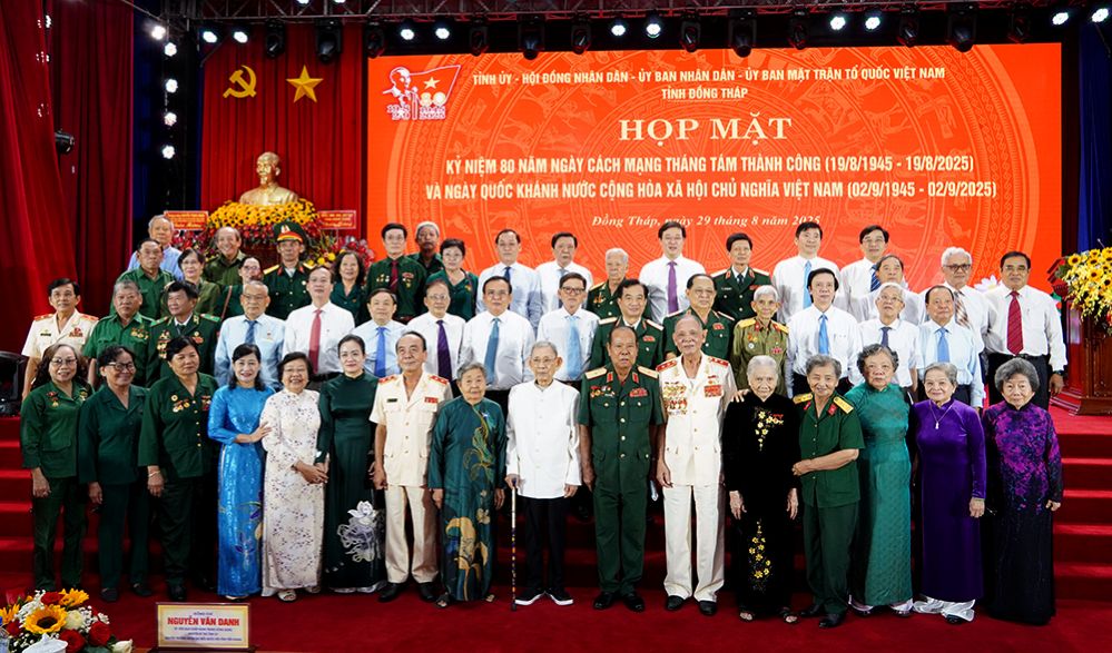 Dai bieu va khach moi chup anh luu niem. Anh: Cong thong tin dien tu tinh Dong Thap