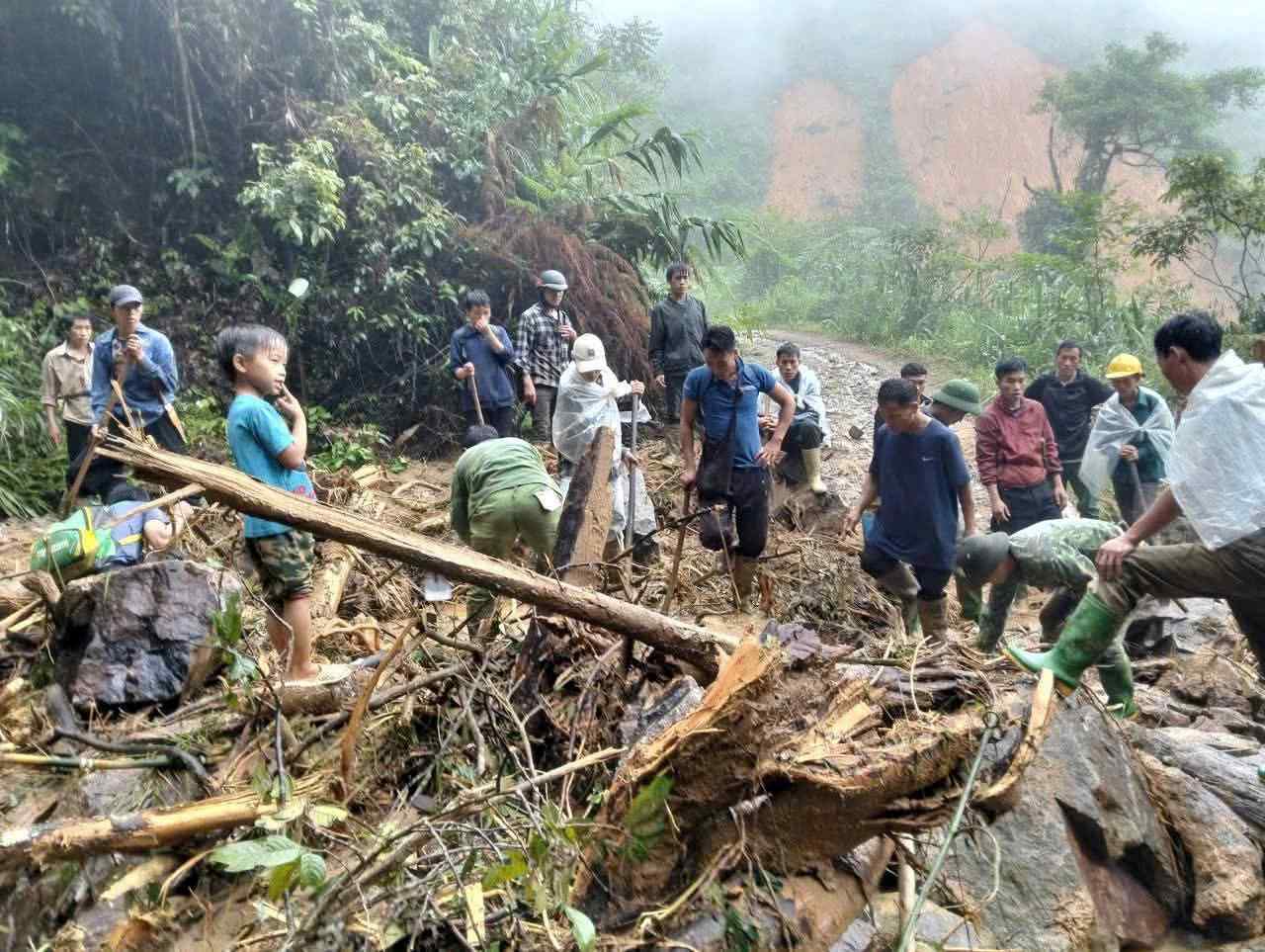 Nguoi dan thon Lang Manh va Giang Pang dang huy dong toi da luc luong khan truong khac phuc duong sa giup cac chau nho kip den truong trong nam hoc moi. Anh: Trinh Thanh.
