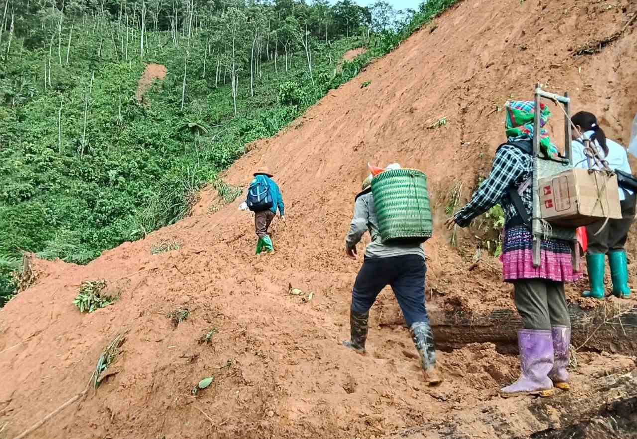 Nguoi dan phai di bo gan 10km nhan hang cuu tro ve cho ba con thon ban. Anh: Trinh Thanh.