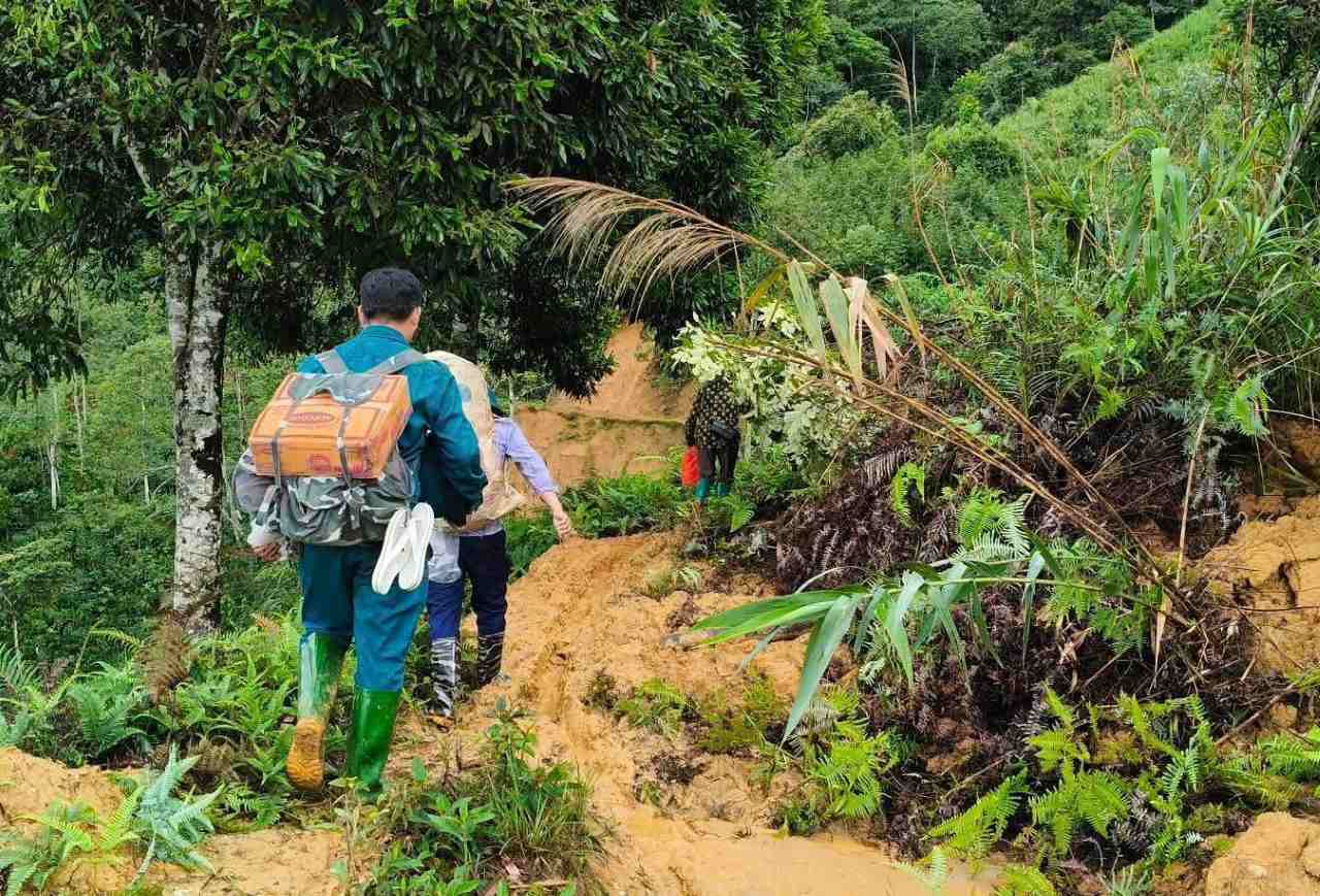 Duong bi vui lap hoan toan, viec thong tuyen gap nhieu kho khan. Anh: Trinh Thanh.