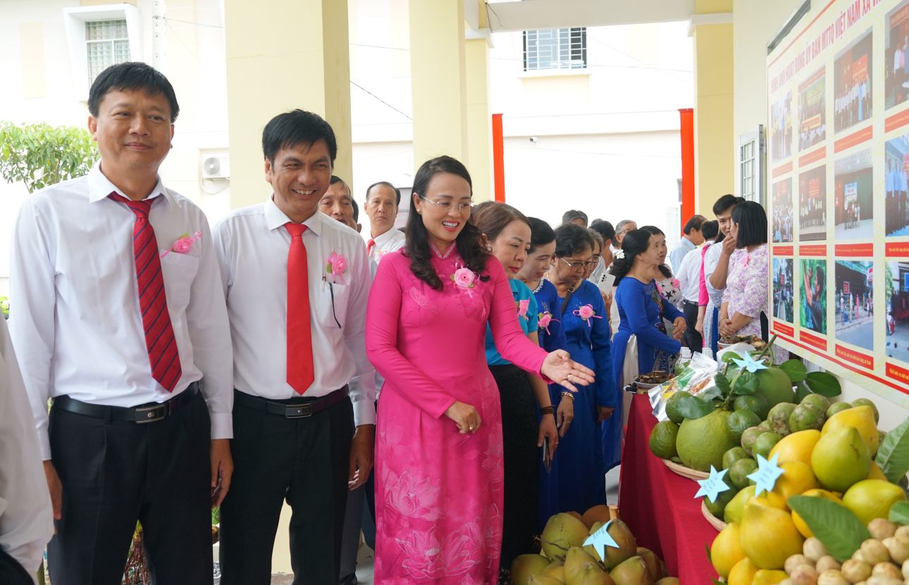 Ba Le Thi Suong Mai cung cac dai bieu tham du gian hang trung bay san pham dac trung cua xa Phu Huu (TP Can Tho). Anh: Anh Khoa