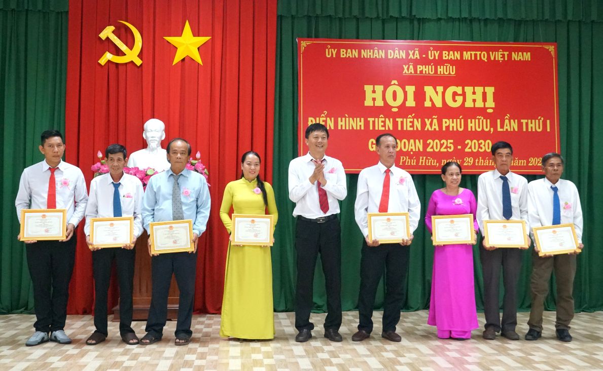 Khen thuong cac tap the va ca nhan dat thanh tich tieu bieu trong phong trao thi dua yeu nuoc giai doan 2020 - 2025. Anh: Anh Khoa