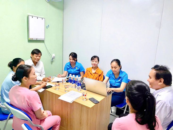 El Sindicato de la comuna de Nam Phuoc escucha guia y moviliza la creacion de sindicatos de base. Foto: Sindicato de Nam Phuoc