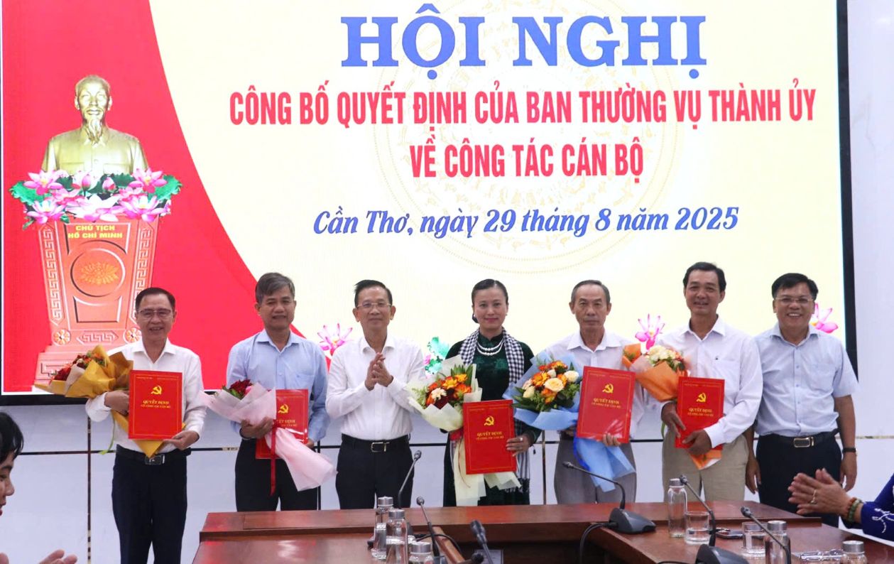 Ong Nguyen Thien Nhon (thu 3 tu trai qua), Uy vien Ban Thuong vu, Truong Ban To chuc Thanh uy Can Tho trao quyet dinh cho cac dong chi nghi huu truoc tuoi. Anh: Phuong Anh