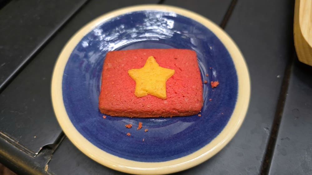 Making red flag cookies with yellow star to treat the family during the National Day holiday on September 2. Photo: Tuan Dat
