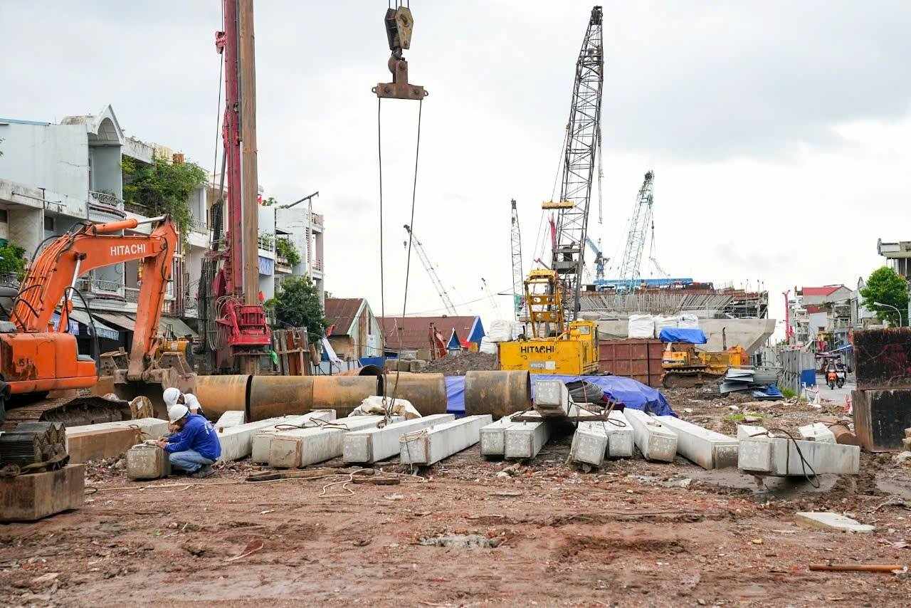 Lanh dao TP Hai Phong chi dao day nhanh tien do giai phong mat bang va thi cong cac hang muc. Ảnh: Dam Thanh