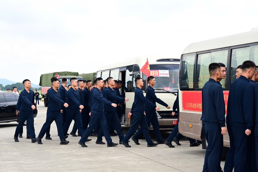 Viet Nam bo tri 7 xe cho khach loai 29 cho dua cac quan nhan Trung Quoc ve Hoa Lac. Anh: Pham Dong