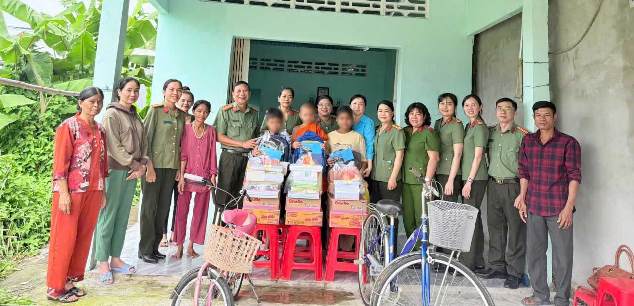 Cong doan Cong an tinh An Giang vua phoi hop to chuc tham, tang qua cho 5 tre em co hoan canh kho khan tren dia ban xa Go Quao va U Minh Thuong. Anh: Quang Huy