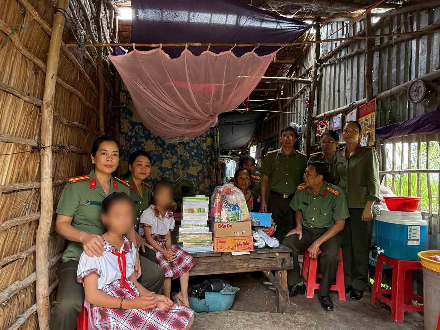 An Giang성 공안 노동조합은 최근 Go Quao 및 U Minh Thuong 코뮌 지역의 어려운 환경에 처한 어린이 5명을 방문하여 선물을 증정하는 행사를 공동으로 조직했습니다. 사진: Quang Huy