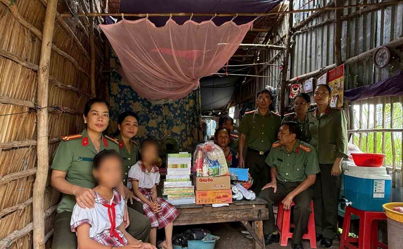 The An Giang Provincial Police Union has just coordinated to visit and give gifts to 5 children in difficult circumstances in Go Quao and U Minh Thuong communes. Photo: Quang Huy