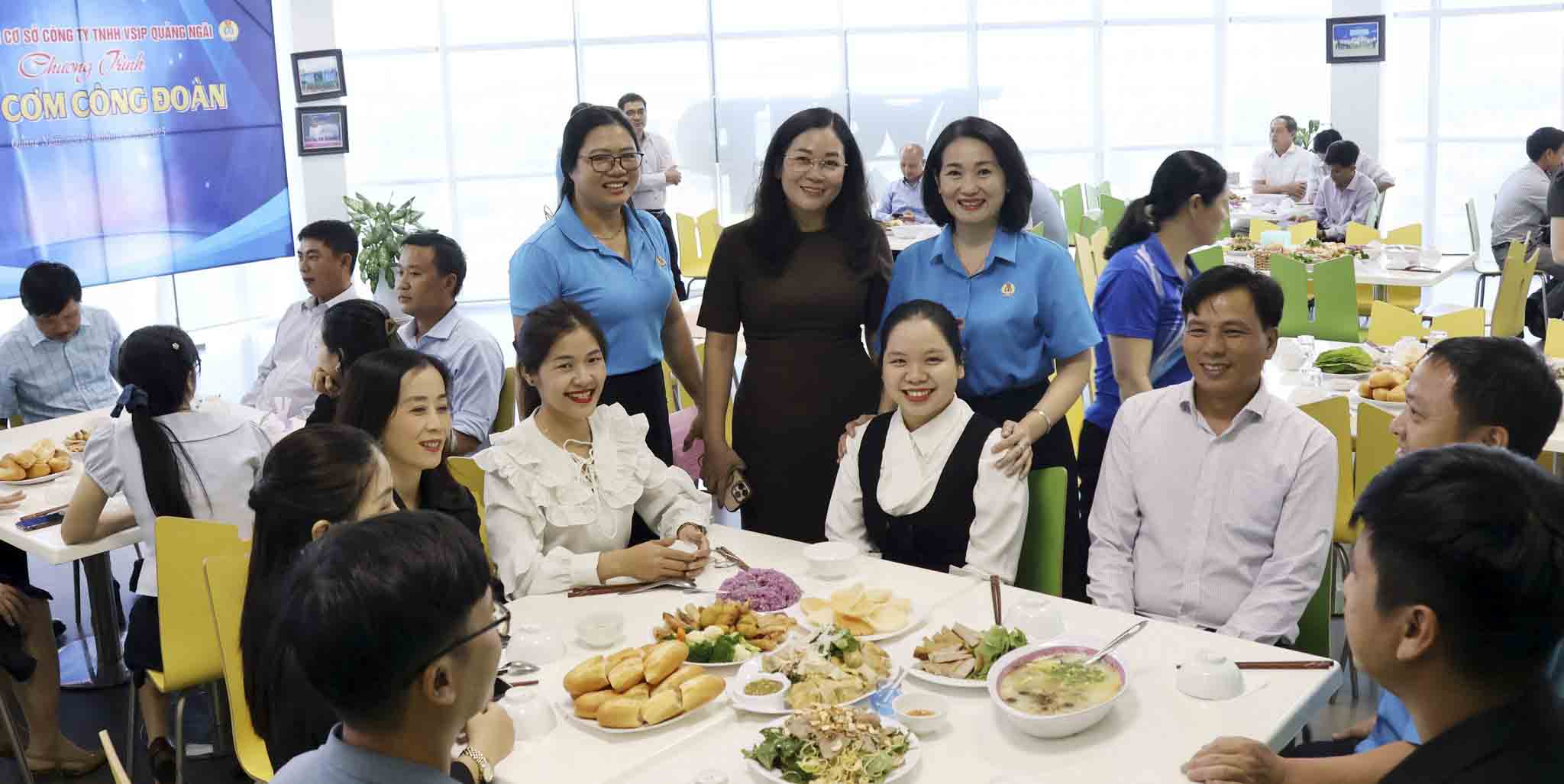 VSIP 꽝응아이 유한회사의 노동자들이 노동조합 식사를 즐기고 있습니다. 사진: 꽝응아이 노동조합