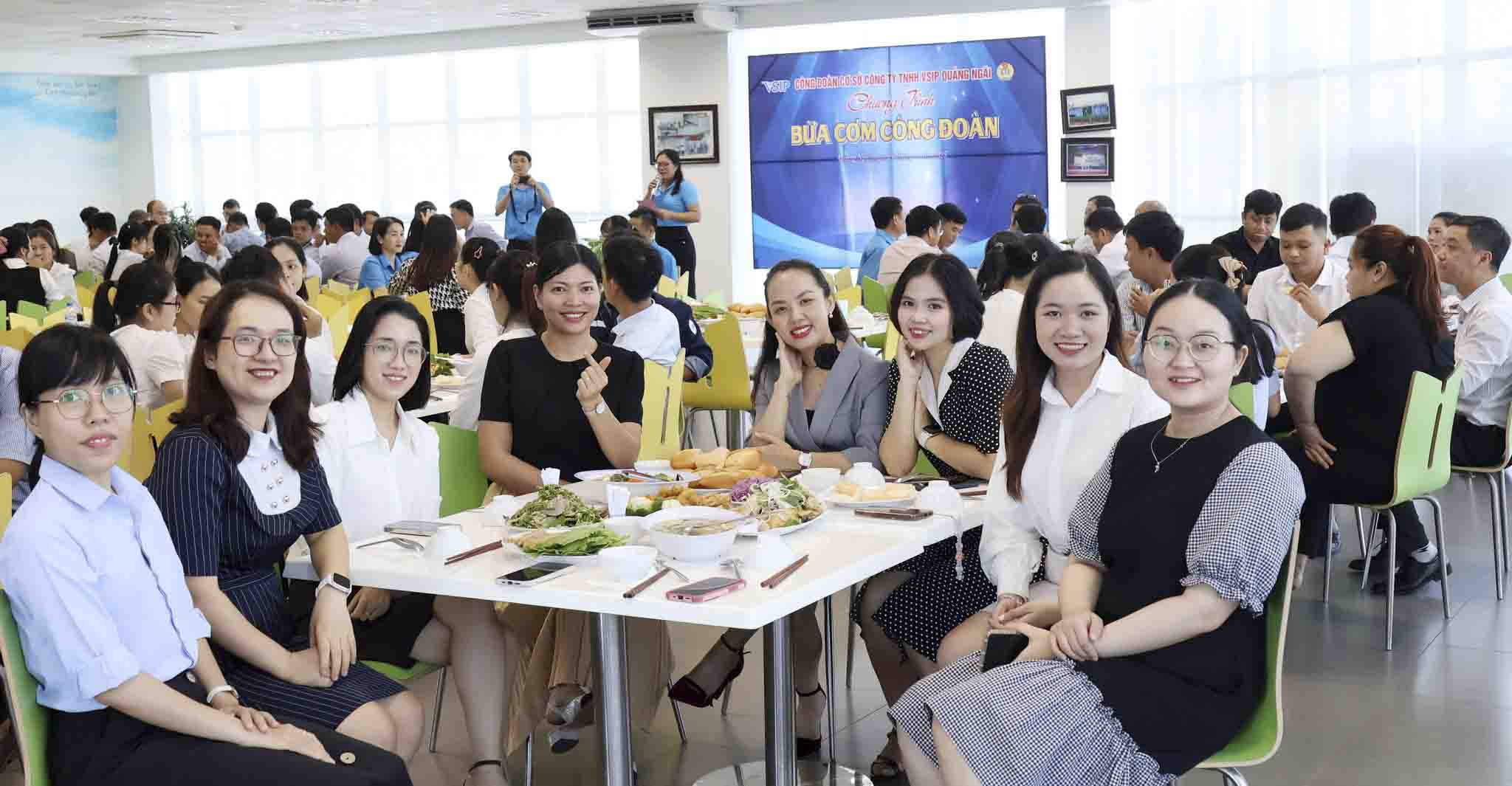 Nguoi lao dong tai Cong ty TNHH VSIP Quang Ngai vui ve thuong thuc bua com cong doan 70.000 dong/nguoi. Anh: Vien Nguyen