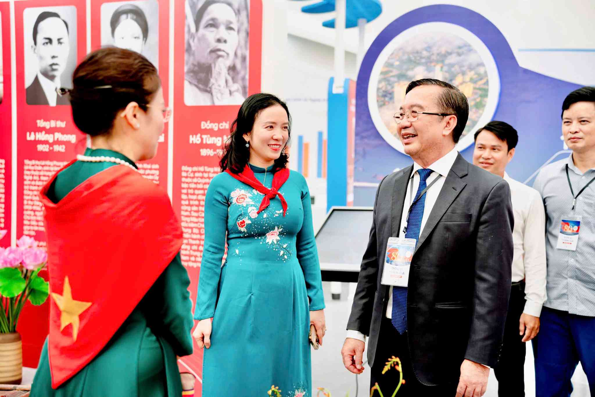 展覧会「独立 - 自由 - 幸福の旅80年」の省の展示スペースの開館式でのゲアン代表団代表の写真:Ngoc Anh