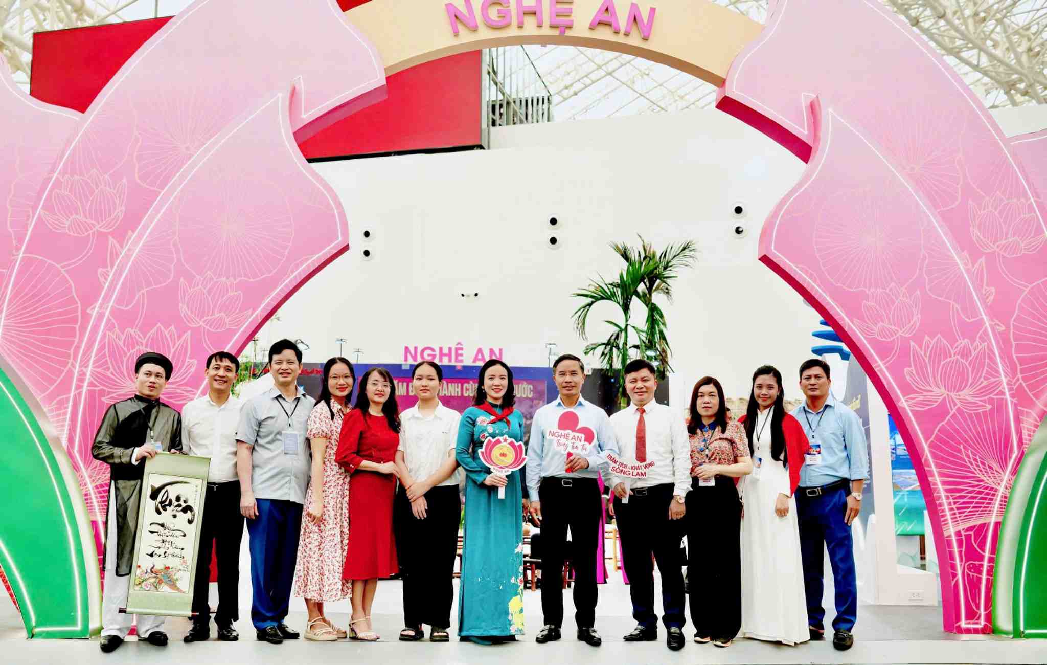 Doan dai bieu tinh Nghe An tai trien lam. Anh: Ngoc Anh