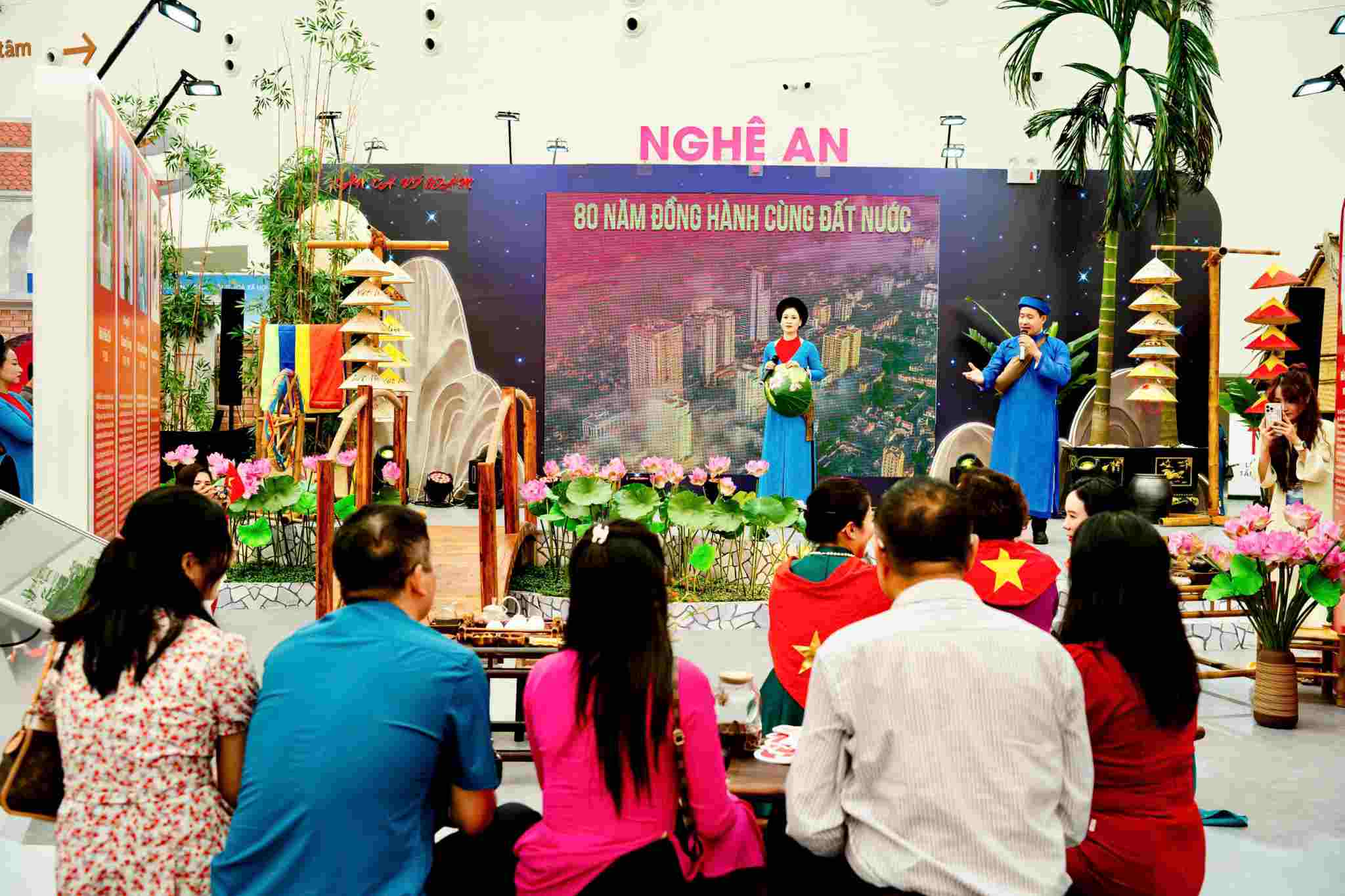 Nghe si bieu dien cac lan dieu dan ca Vi Giam Nghe Tinh tai trien lam. Anh: Ngoc Anh